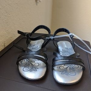 NWT Kenneth Cole Bright Lilly Sandal Size 2 Girls